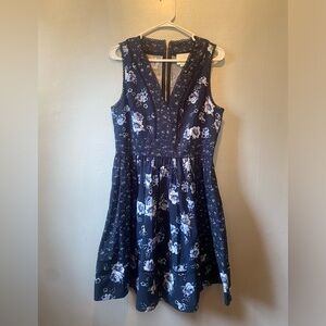 Kate Spade Navy and White Floral Dress Size Large with pockets